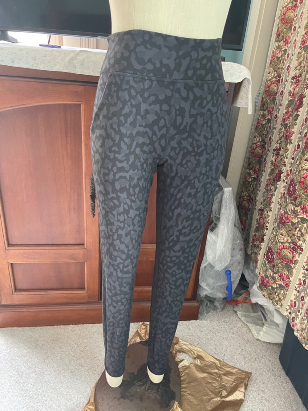 Lululemon Charcoal Gray Animal Print High-Waist Leggings 4 spandex sweatpant